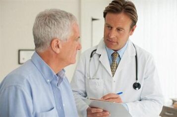 Patient atteint de prostatite lors d'une consultation avec un urologue